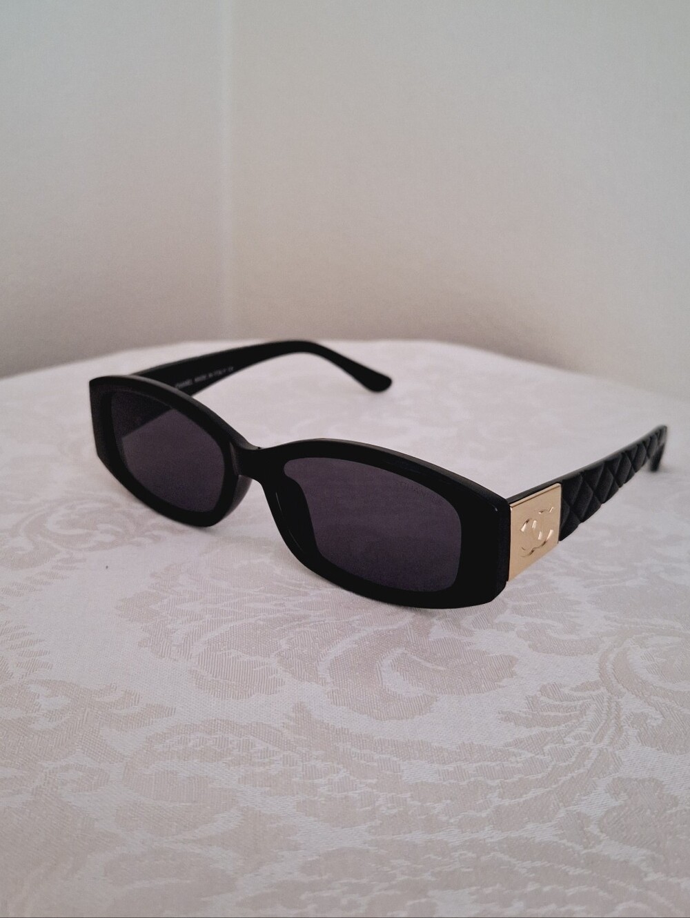 CC LOGO QUILTED ARM DESIGN SUNGLASSES - NWOT